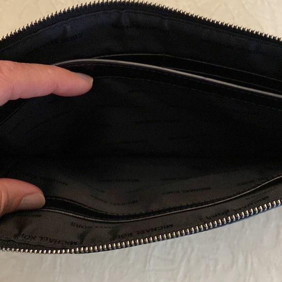 Wristlet w zipper and strap. - Picture 4 of 5